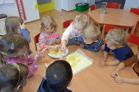 Pečení štrúdlu v Beruškách