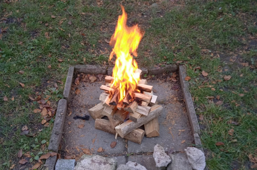 Podzimní úklid zahrady s opékáním špekáčků 22.10.2024